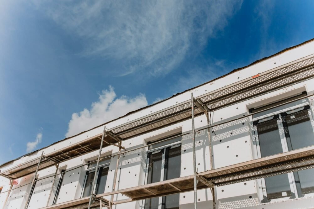 échafaudages sur la façade de la maison, bâtiment moderne en construction